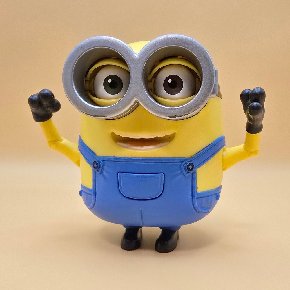 Minion Thinkway Toys Universal Studios Moving Eyes Arms Blinking Bob Figure 4"